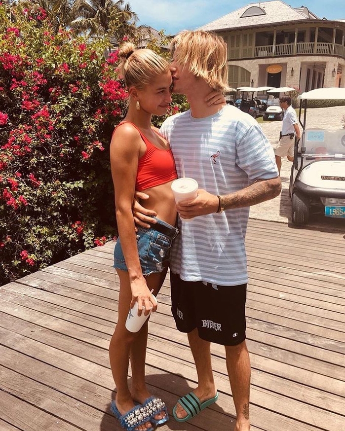 Justin Bieber lộ vẻ tiều tụy bên vợ sắp cưới