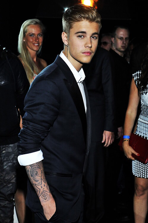 Justin Bieber mặc đồ đàng hoàng là cũng hoàn hảo không chỗ chê