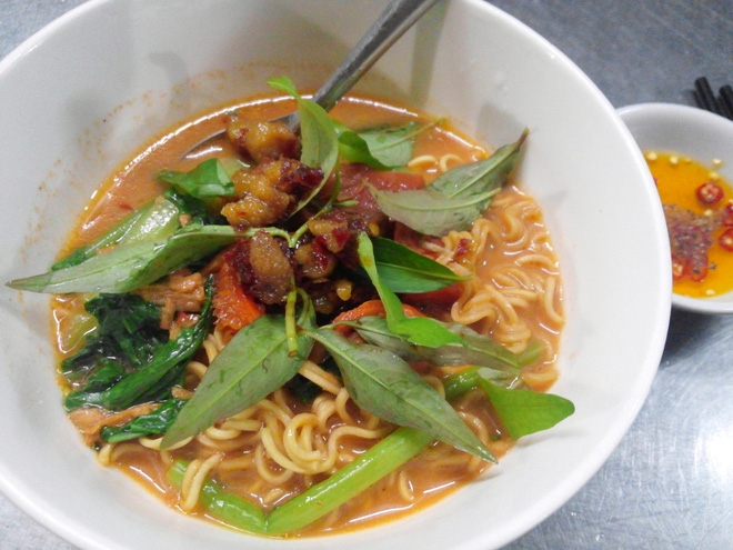 Khám phá con hẻm ăn vặt nằm ở khu trung tâm Sài Gòn vô cùng nổi tiếng