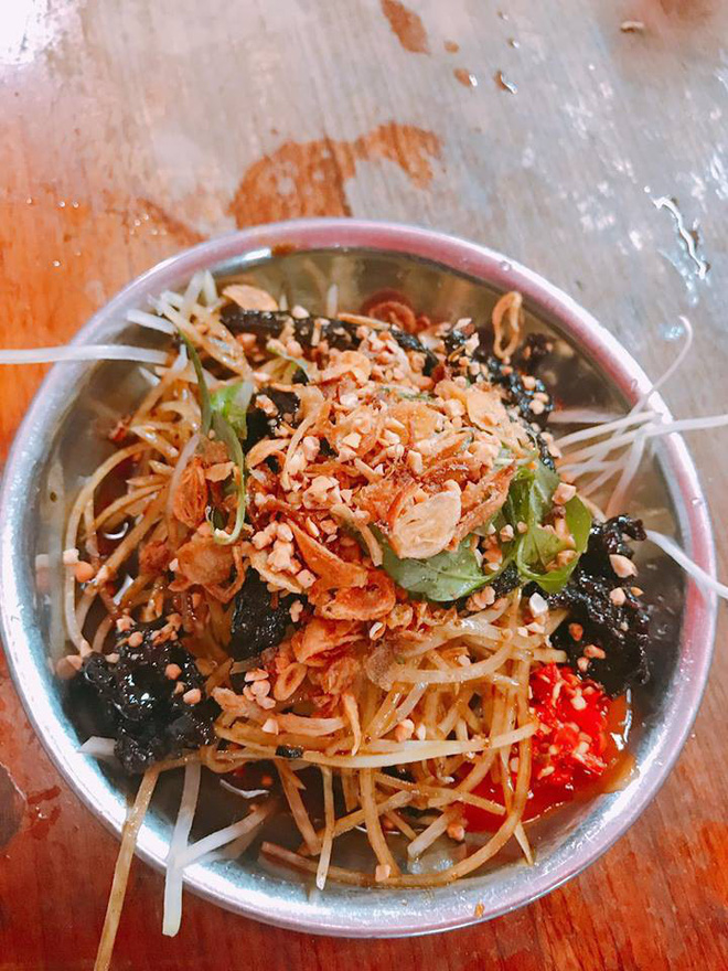 Khám phá con hẻm ăn vặt nằm ở khu trung tâm Sài Gòn vô cùng nổi tiếng