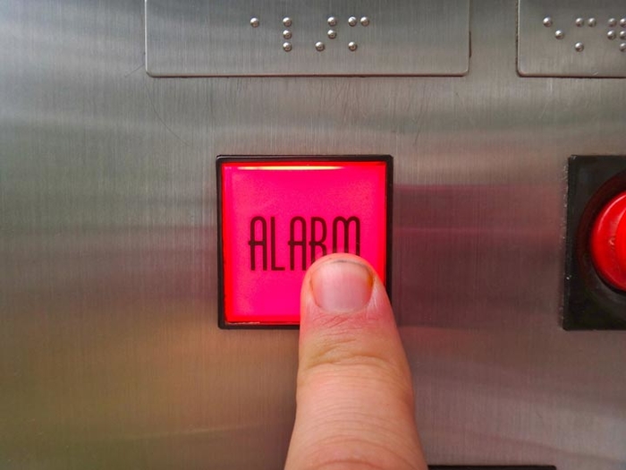 Làm cách nào để thoát khỏi một chiếc thang máy bị mắc kẹt?
