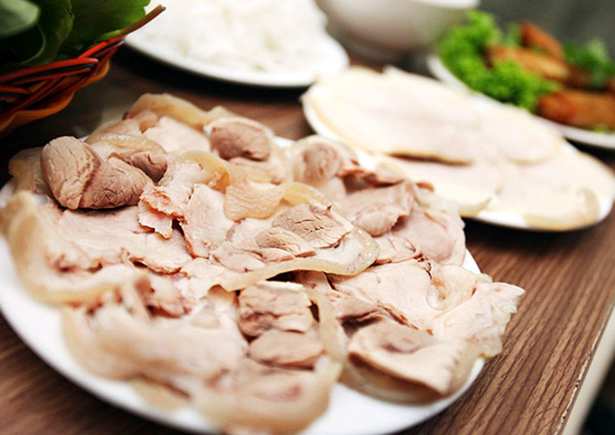 Luộc thịt: cho thịt vào ngay từ đầu hay đợi nước sôi rồi cho thịt vào?
