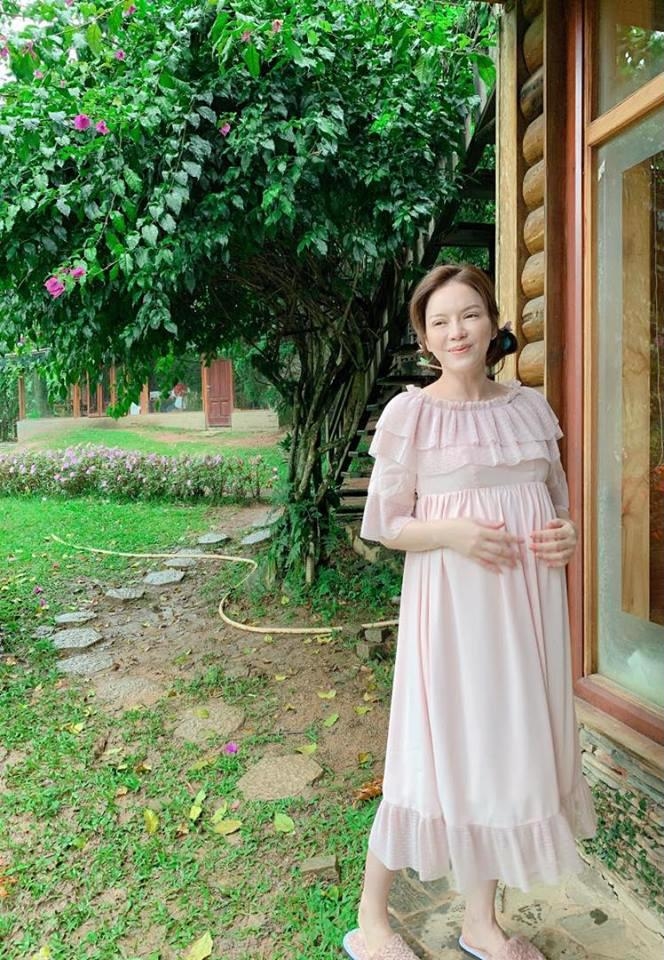 Lý Nhã Kỳ tự tay đăng ảnh khoe bụng bầu khệ nệ ở tuổi 36?