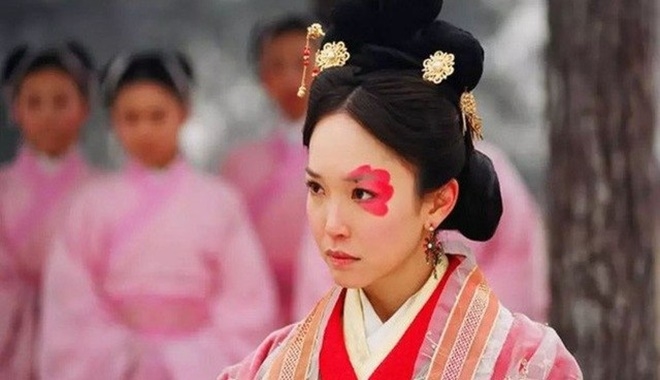 Bị gọi xấu như ma lem nhưng người phụ nữ này vẫn thành bậc mẫu nghi