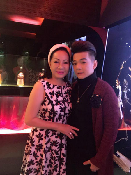 Mỹ nhân showbiz Việt đồng loạt khoe quà 20/10: người được tặng hoa