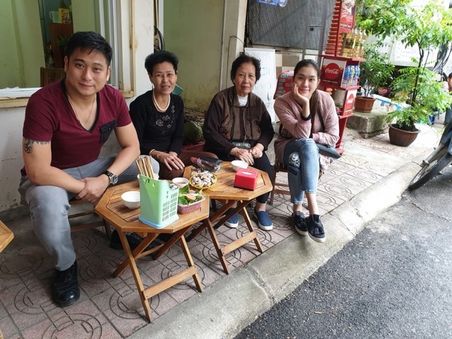 Mỹ nhân showbiz Việt đồng loạt khoe quà 20/10: người được tặng hoa