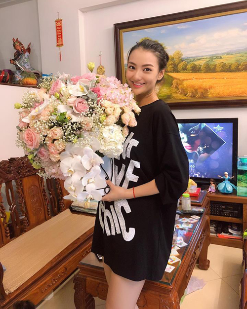 Mỹ nhân showbiz Việt đồng loạt khoe quà 20/10: người được tặng hoa