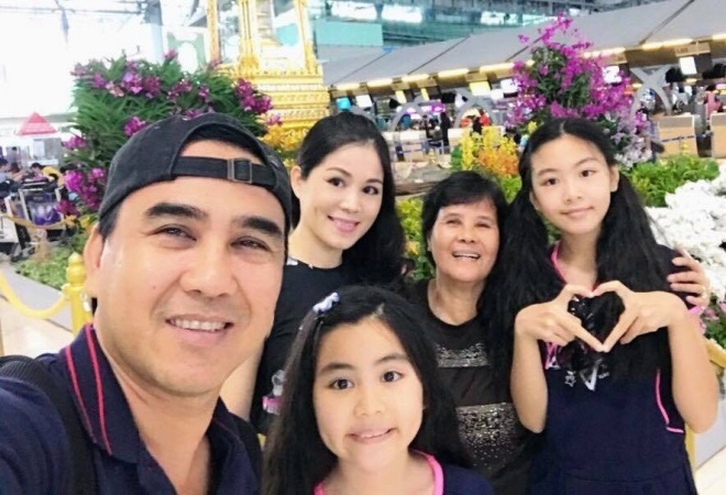 Mỹ nhân showbiz Việt đồng loạt khoe quà 20/10: người được tặng hoa