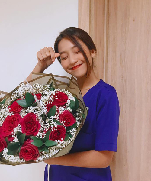 Mỹ nhân showbiz Việt đồng loạt khoe quà 20/10: người được tặng hoa