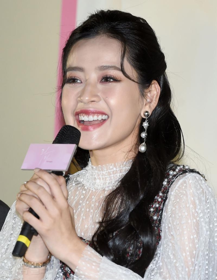 Nhan sac my nhan Viet qua ong kinh bao bao nuoc ngoai: co vo tinh bi dim nhung van tuyet dep