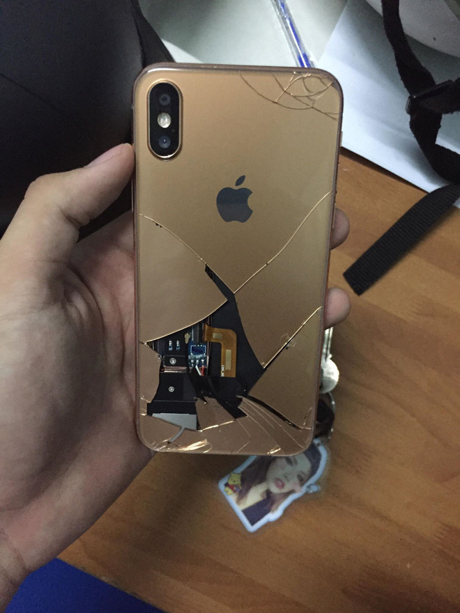 Nam sinh làm vỡ iPhone X vì cố hất điện thoại như Hậu Duệ Mặt Trời