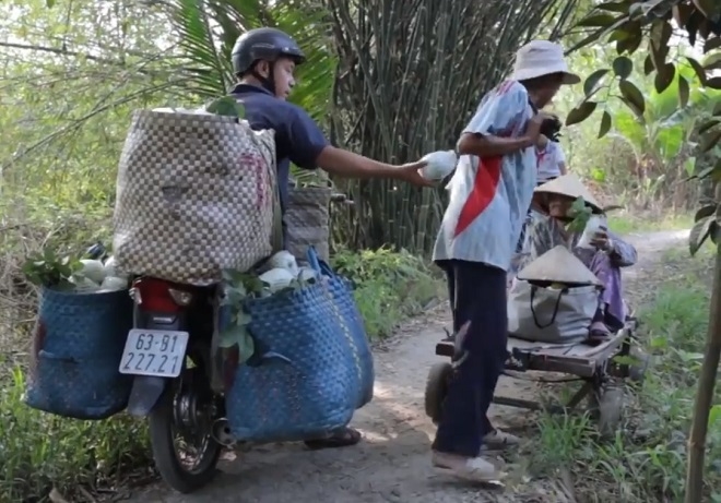 Nghẹn ngào cảnh tượng con tâm thần kéo xe đưa mẹ đi nhặt ve chai