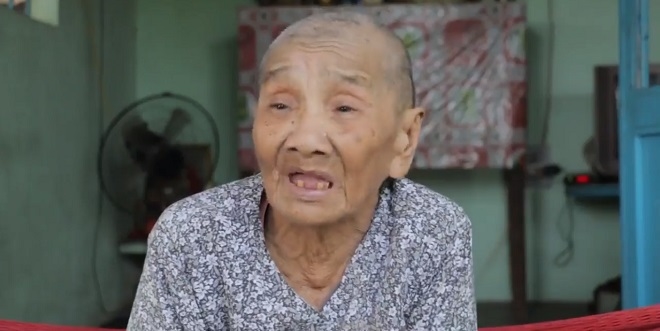 Nghẹn ngào cảnh tượng con tâm thần kéo xe đưa mẹ đi nhặt ve chai