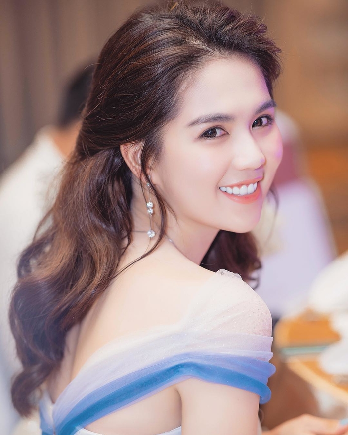 Ngọc Trinh trông đen nhẻm khi bị chụp lén trên máy bay