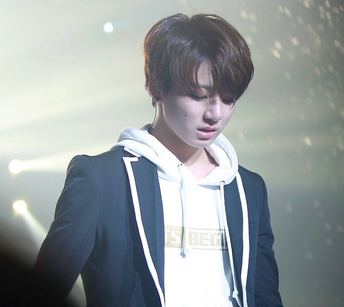 Những khoảnh khắc “đáng giá ngàn vàng” khi các idol nam Kpop rơi lệ