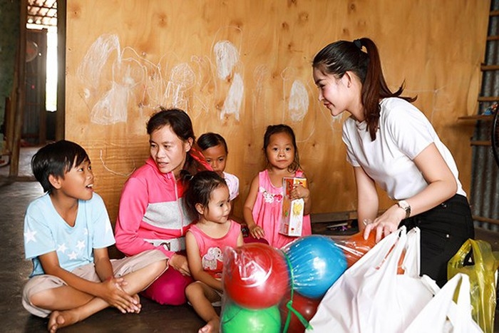Những khoảnh khắc đẹp động lòng người khi các nàng hậu đi làm từ thiện