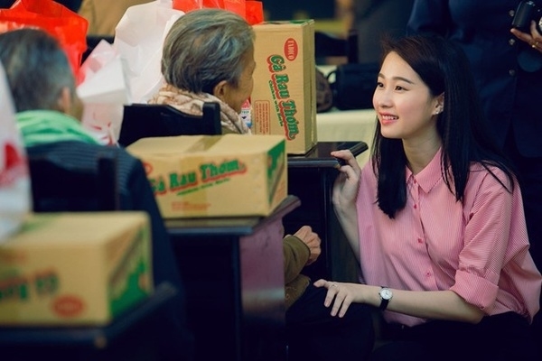 Những khoảnh khắc đẹp động lòng người khi các nàng hậu đi làm từ thiện