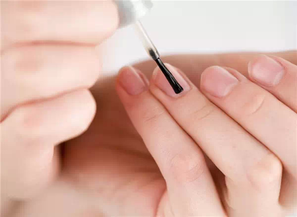 Những kiểu sơn móng tay gây hại cho sức khỏe bạn nữ phải tránh xa