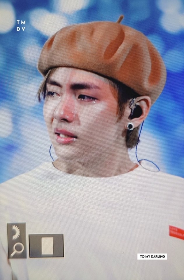 Những lần idol Kpop bật khóc ngay trên sân khấu vì gặp vấn đề sức khỏe