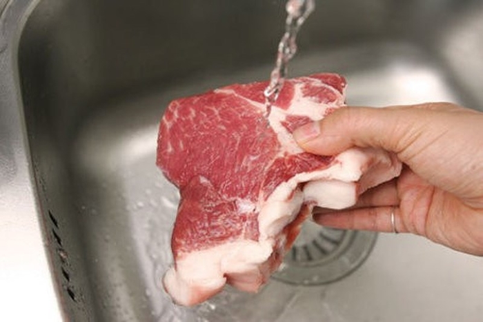 Những sai lầm tai hại khi chần thịt qua nước sôi chị em nên bỏ ngay