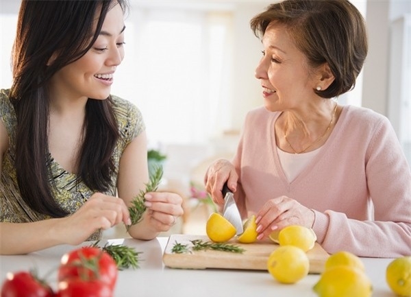 Những tuyệt chiêu lấy lòng mẹ chồng mà cô nàng nào cũng phải biết