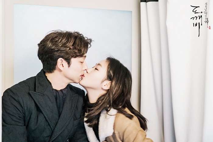 Nụ hôn đầu tiên của cả hai nói cho bạn biết thêm 8 điều về chàng