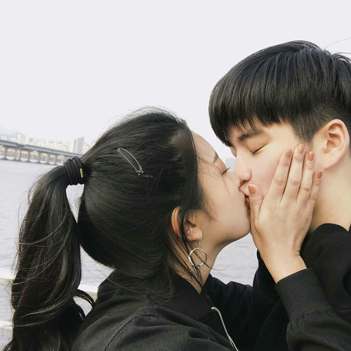 Nụ hôn đầu tiên của cả hai nói cho bạn biết thêm 8 điều về chàng