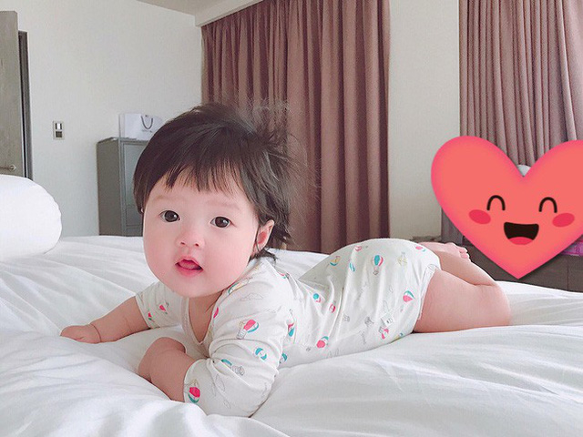 Hoa hậu Đặng Thu Thảo khoe ảnh con, chia sẻ con gái lần đầu gọi tiếng