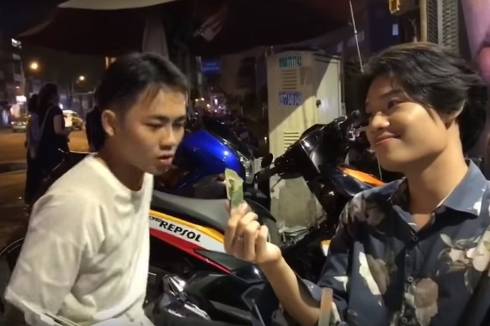 Quang Trung trổ tài trình diễn ảo thuật đường phố