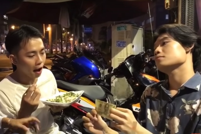 Quang Trung trổ tài trình diễn ảo thuật đường phố