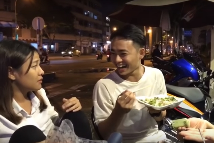 Quang Trung trổ tài trình diễn ảo thuật đường phố