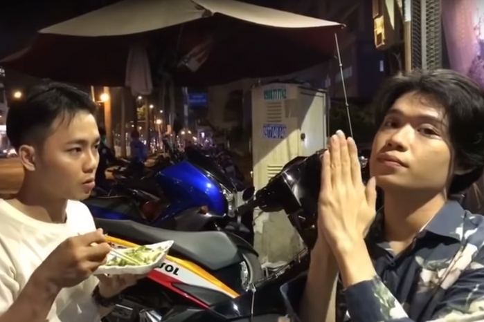 Quang Trung trổ tài trình diễn ảo thuật đường phố