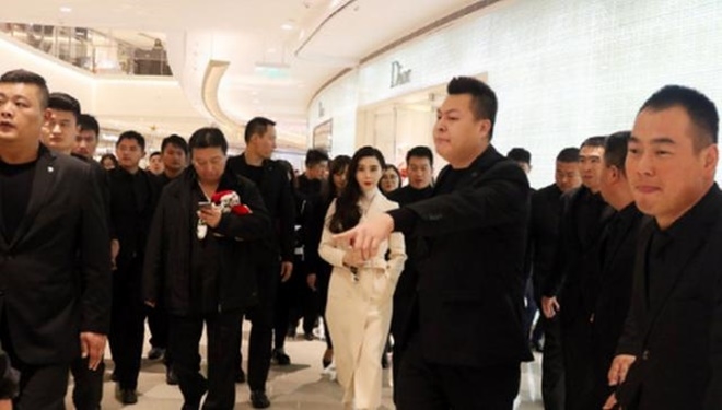 Sao nữ Hoa ngữ bị gắn mác chảnh vì được dàn vệ sĩ hộ tống