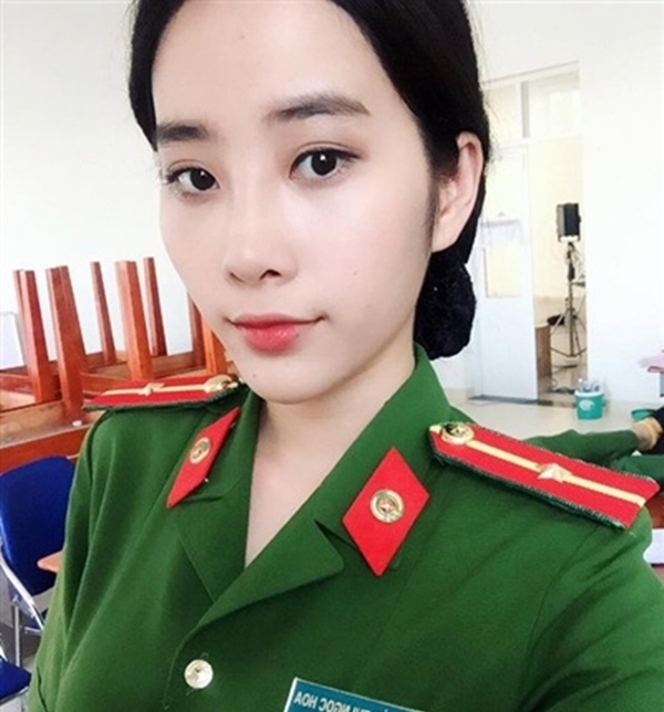 Sao nữ Việt mặc đồ quân phục, người ra dáng, kẻ lố lăng
