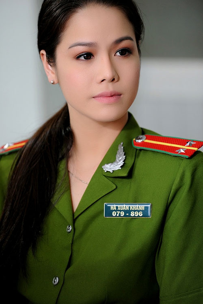 Sao nữ Việt mặc đồ quân phục, người ra dáng, kẻ lố lăng