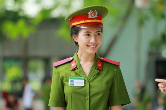 Sao nữ Việt mặc đồ quân phục, người ra dáng, kẻ lố lăng