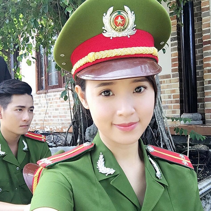 Sao nữ Việt mặc đồ quân phục, người ra dáng, kẻ lố lăng