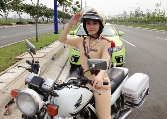 Sao nữ Việt mặc đồ quân phục, người ra dáng, kẻ lố lăng