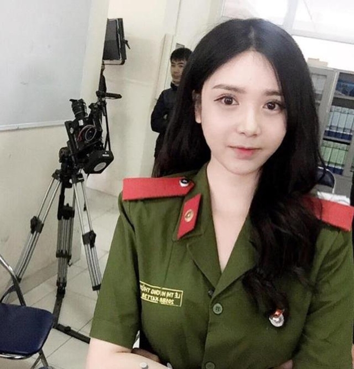 Sao nữ Việt mặc đồ quân phục, người ra dáng, kẻ lố lăng