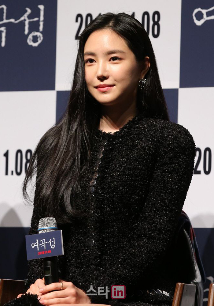 Son Naeun lộ diện nhan sắc “đơ như tượng” tại buổi họp báo phim