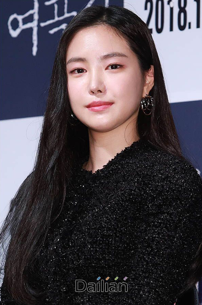 Son Naeun lộ diện nhan sắc “đơ như tượng” tại buổi họp báo phim