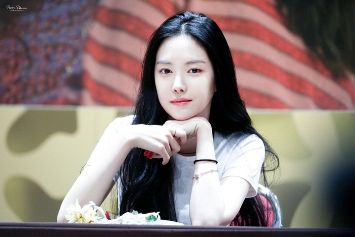 Son Naeun lộ diện nhan sắc “đơ như tượng” tại buổi họp báo phim