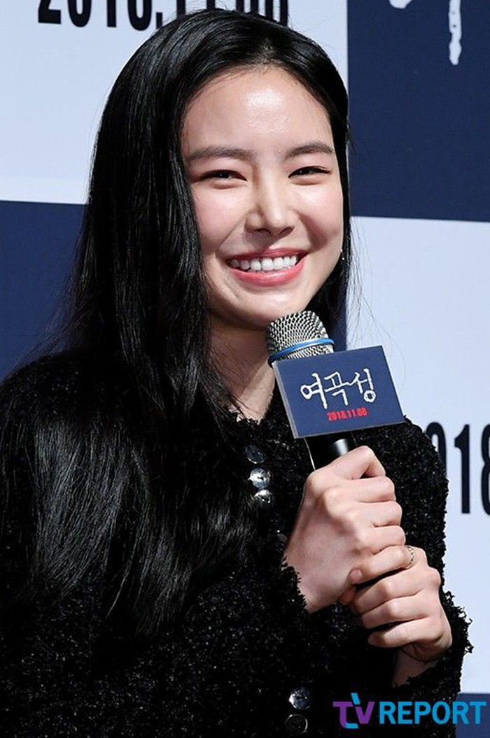 Son Naeun lộ diện nhan sắc “đơ như tượng” tại buổi họp báo phim