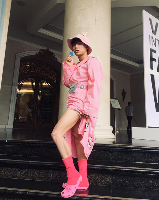 Street style kì dị của giới trẻ Việt tại Tuần lễ Thời trang Quốc tế