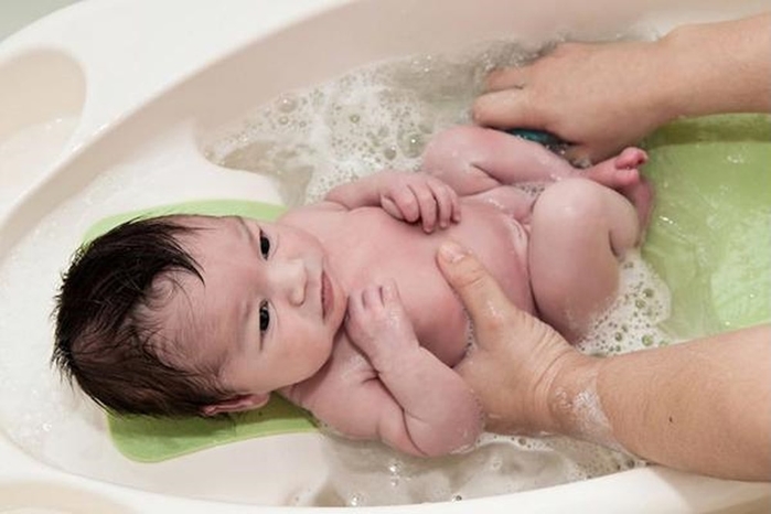 Thói quen tắm lá cho trẻ, một em bé nhập viện trong nguy kịch