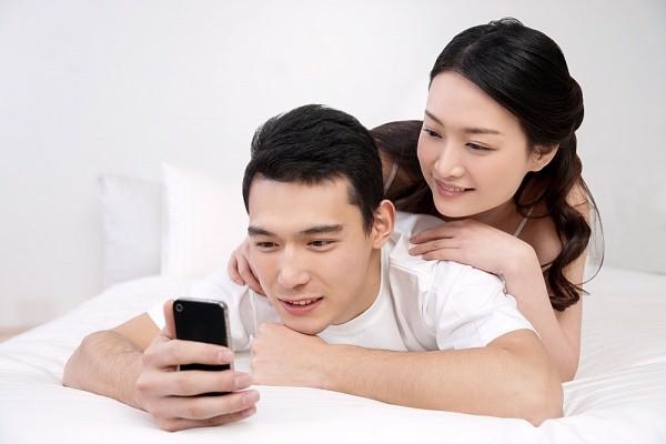 Tiếng hôn hít, ân ái bên kia đầu dây khiến tôi chết điếng
