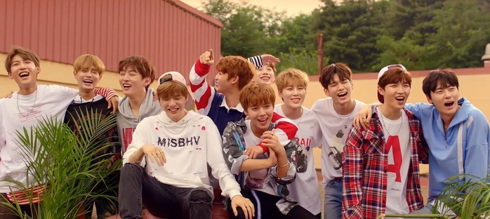 Top 10 nhóm nhạc thần tượng Kpop bán album chạy nhất từ đầu năm 2018