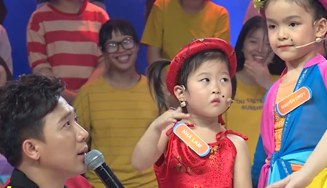 Trấn Thành cười xỉu trước cô bé 4 tuổi có gương mặt bất biến