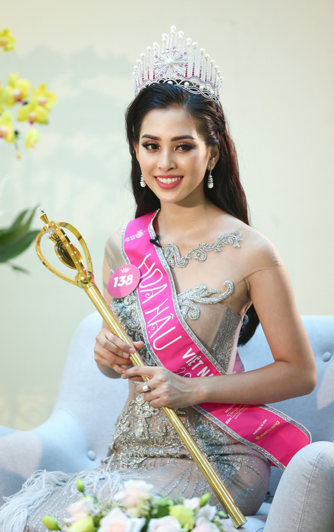 Trần Tiểu Vy tự tin nói tiếng Anh trong ngày đầu học Đại học