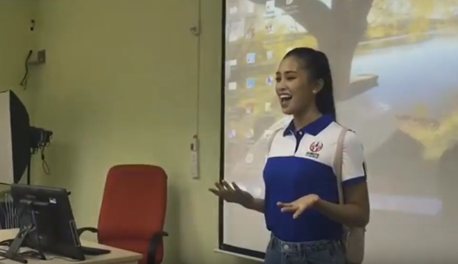 Trần Tiểu Vy tự tin nói tiếng Anh trong ngày đầu học Đại học